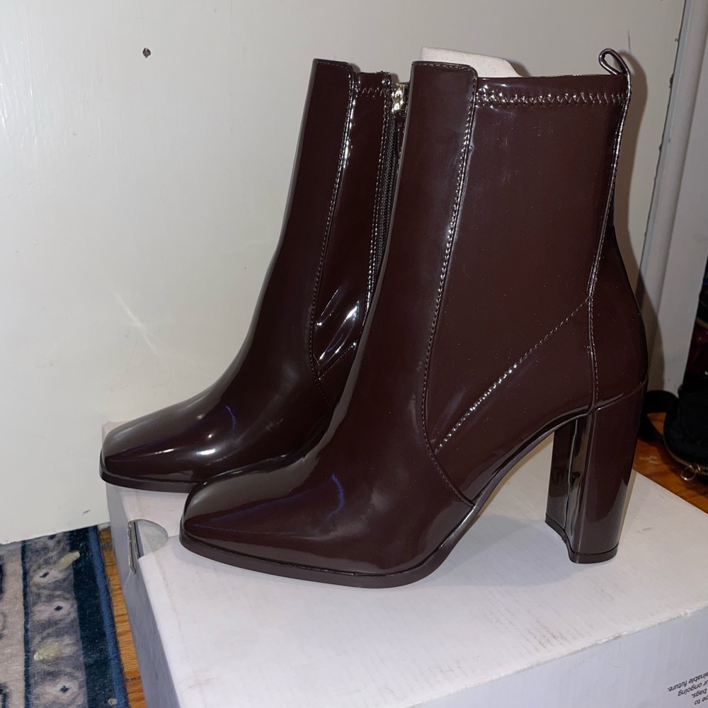 Brand NEW ! Elegant Brown Boots
